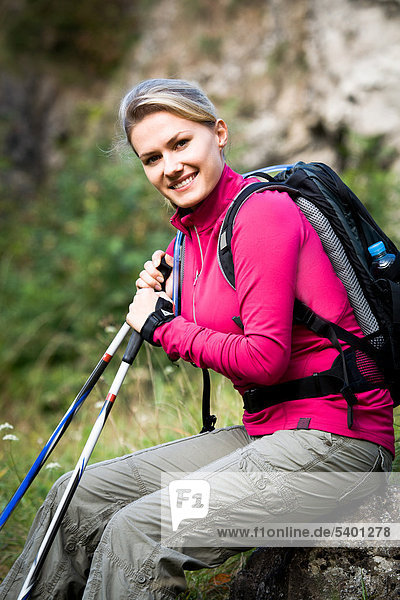 Junge Frau beim Wandern in den Dolomiten  Italien  Europa
