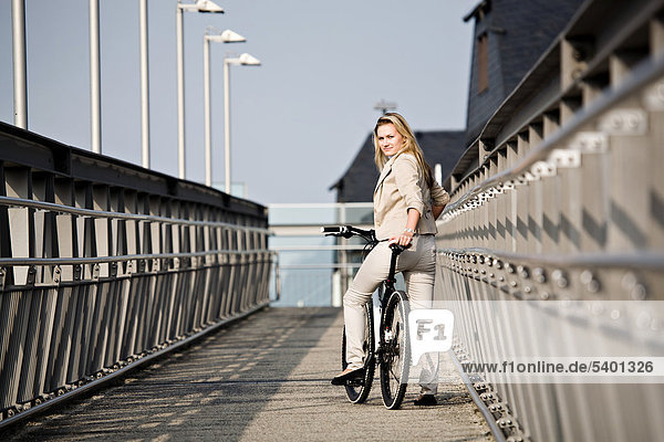 Junge Frau mit Fahrrad am Bahnhof von Sonneberg  Thüringen  Deutschland  Europa