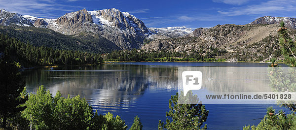 Panorama Juni Lake Sierra Nevada Berge Juni See Schleife in der Nähe von Lee Vining California USA USA America Gebirge Landschaft