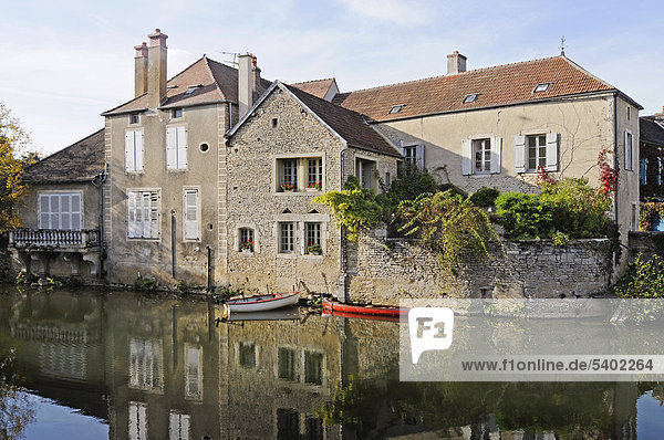 Haus am Fluss Serein  Boote  Noyers  Departement Yonne  Auxerre  Bourgogne  Burgund  Frankreich  Europa  ÖffentlicherGrund