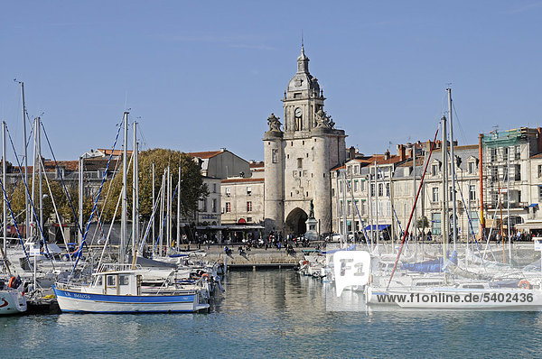 Boote  Porte de la Grosse Horloge  Stadttor  Hafen  Uferpromenade  La Rochelle  Departement Charente-Maritime  Poitou-Charentes  Frankreich  Europa  ÖffentlicherGrund