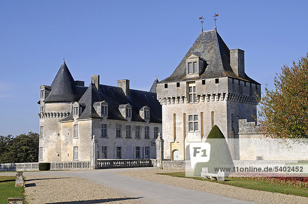 Chateau de la Roche Courbon Schloss  Saint Porchaire  Saintes  Departement Charente-Maritime  Poitou-Charentes  Frankreich  Europa