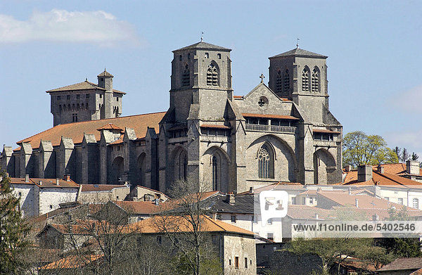 Abteikirche und Häuser der Gemeinde La Chaise-Dieu  DÈpartement Haute-Loire  Auvergne  Frankreich  Europa