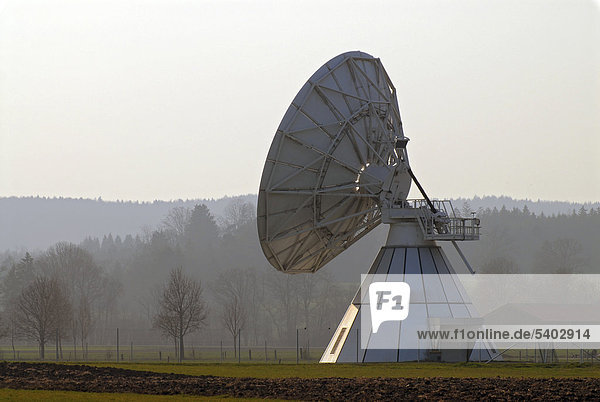 Satellitenschüssel  Erdfunkstelle Raisting  Bodenstation für die Kommunikation mit Nachrichtensatelliten  Oberbayern  Deutschland  Europa