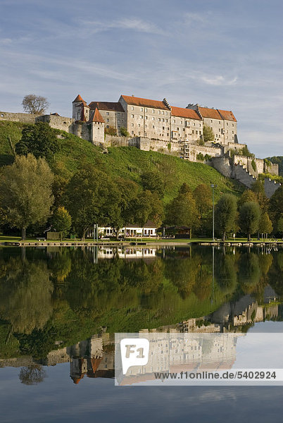 Die Burg zu Burghausen spiegelt sich im ruhigen Woehrsee  Oberbayern  Deutschland  Europa
