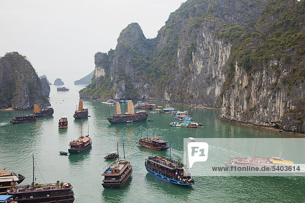 Asien  Vietnam  Halong Bay  Halong  Boot  Boote  Junk  Dschunken  UNESCO Weltkulturerbe  Tourismus  Reisen  Urlaub  Urlaub