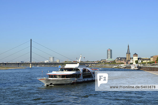 Rheinschifffahrt  Ausflugsschiff auf dem Rhein  Blick auf Altstadt und Oberkasseler Brücke  Düsseldorf  Rheinland  Nordrhein-Westfalen  Deutschland  Europa