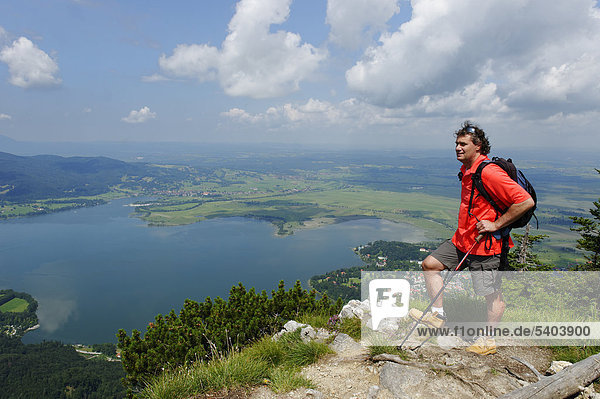 Bergsteiger am Gipfel des Sonnenspitz auf den Kochelsee bei Kochel  Oberbayern  Bayern  Deutschland  Europa
