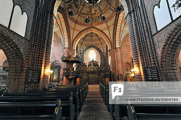 Innenansicht  Mittelschiff mit Altarbereich  Sankt-Johannis-Kirche  Meldorfer Dom  erbaut wurde das erste Domgebäude zwischen 818 und 826  Meldorf  Schleswig-Holstein  Deutschland  Europa