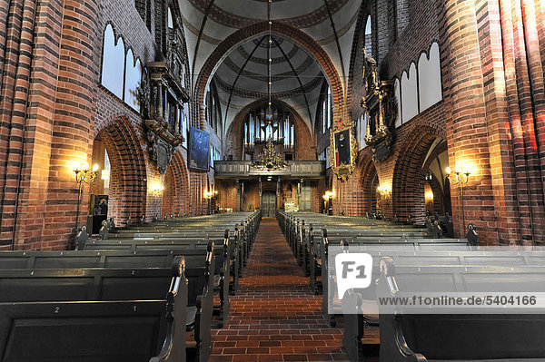 Innenansicht  Mittelschiff mit Altarbereich  Sankt-Johannis-Kirche  Meldorfer Dom  erbaut wurde das erste Domgebäude zwischen 818 und 826  Meldorf  Schleswig-Holstein  Deutschland  Europa