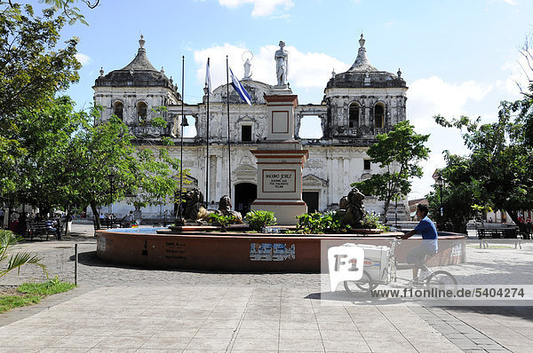 Town square with fountains in the centre of town  in front of Catedral de la Asuncion  built in 1860  Leon  Nicaragua  Central America