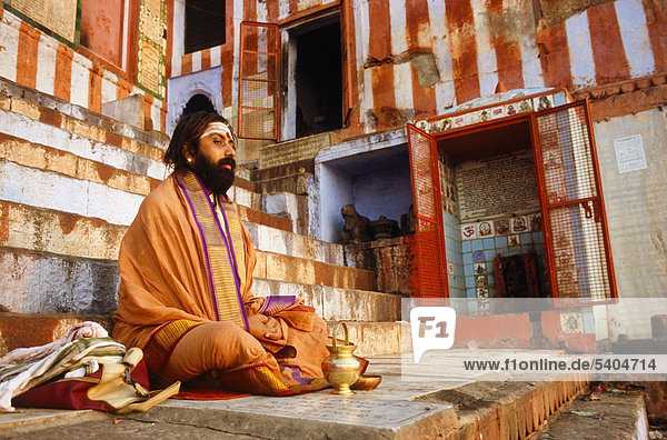 Sadhu meditiert an der Ghats von Varanasi  auch Benares  Uttar Pradesh  Indien  Asien