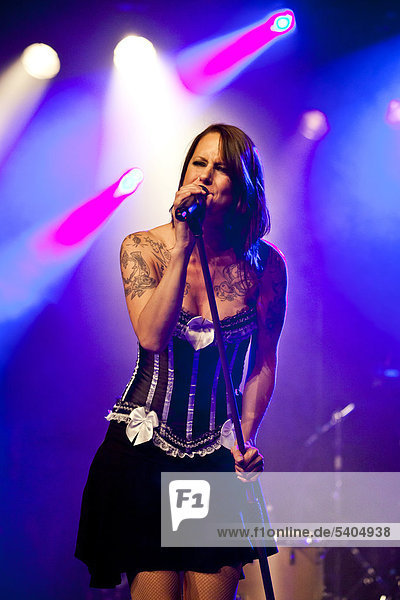 Nicole Kammermann  Sängerin der Schweizer Pop- und Rockband Redwood  live in der Schüür Luzern  Schweiz  Europa