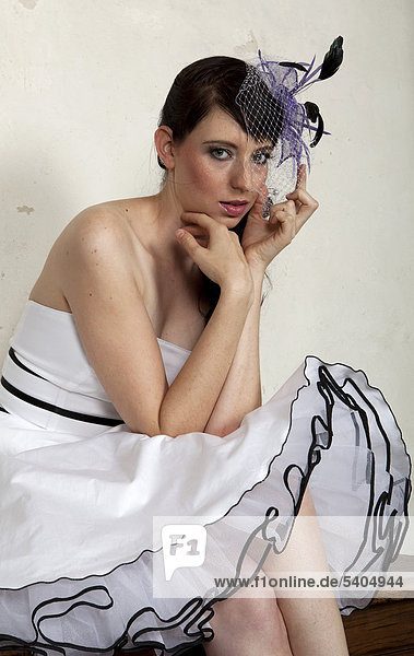 Junge Frau mit Kopfschmuck und weißem Kleid