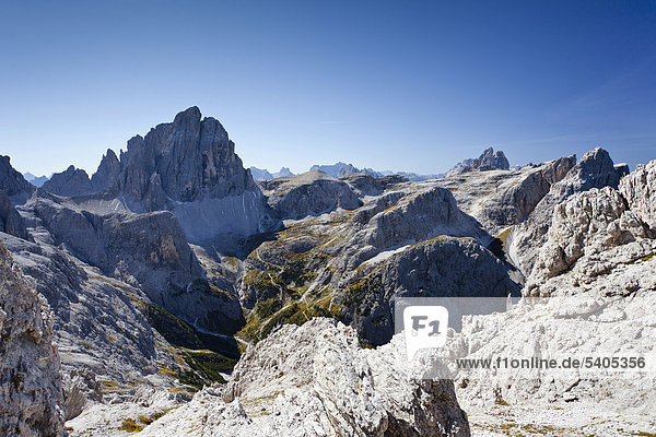 Blick von der Elferscharte auf Zwölferkofel  hinten die Drei Zinnen  beim Aufstieg zum Alpinisteig  Sexten  Hochpustertal  Dolomiten  Südtirol  Italien  Europa