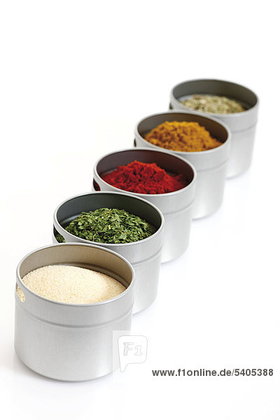 Gewürze in Töpfchen  Petersilie  Knoblauchpulver  Paprika  Curry
