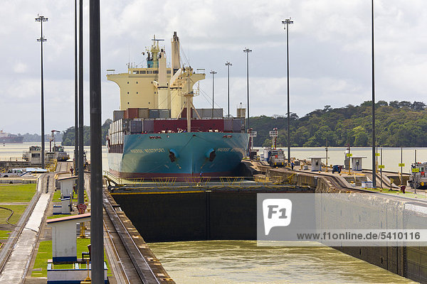 Containerschiff durch Gatun Locks  Panamakanal  Panama