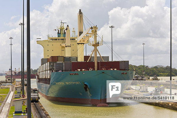 Containerschiff durch Gatun Locks  Panamakanal  Panama