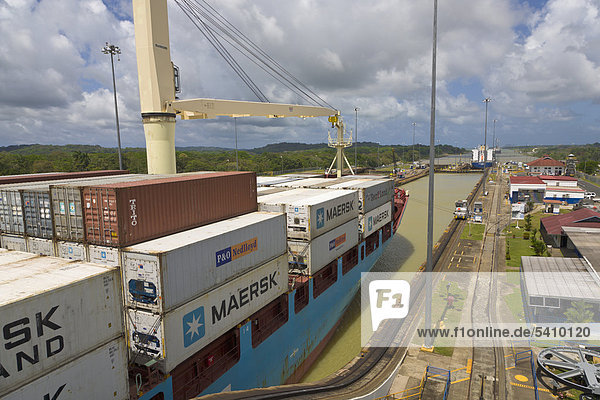 Containerschiff durch Gatun Locks  Panamakanal  Panama