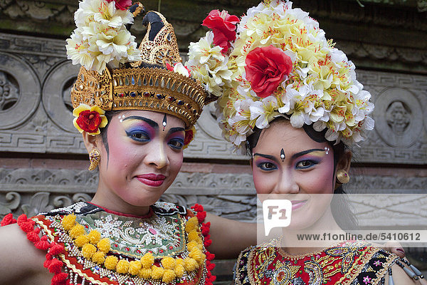 Indonesien  Asien  Bali Insel  Batubulan  Tempel  Barong  Dance  Frau  Akteure  bunt  jungen  Künstler  Tradition  zeigen