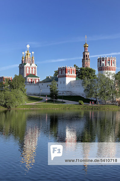 Moskau  Russland  Russische  Nowodewitschi-Kloster  Kloster  Kirche  Kirchen  Teich  Wasser  Spiegelung  Reflexionen  UNESCO  World Heritage  Site  Ost-Europa  Europäische  Stadt  Stadt  Turm  Glockenturm