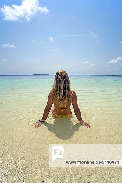 Junge Frau am Strand der Maledveninsel Biyadhoo Süd-Male Atoll Malediven Indischer Ozean Asien
