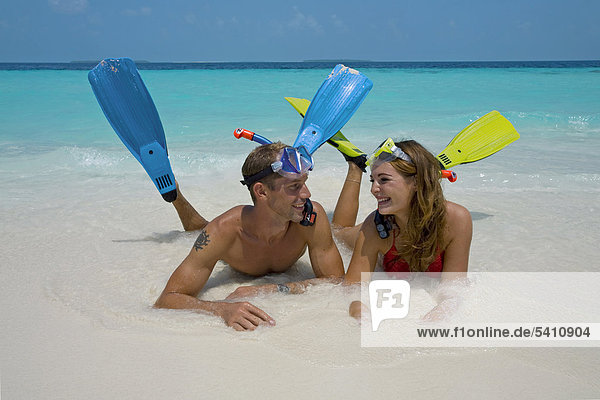 Paar Schnorchler am Strand der Maledveninsel Reethi Beach Baa-Atoll Malediven Indischer Ozean Asien