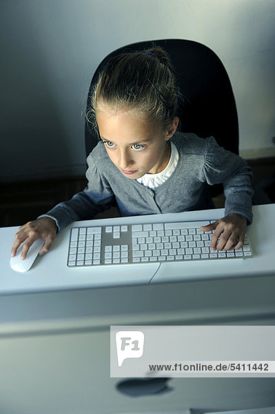 Girl  9 years  with an iMac computer