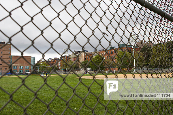 Sportplatz in einem Randbezirk von Boston  Massachusetts  New England  USA