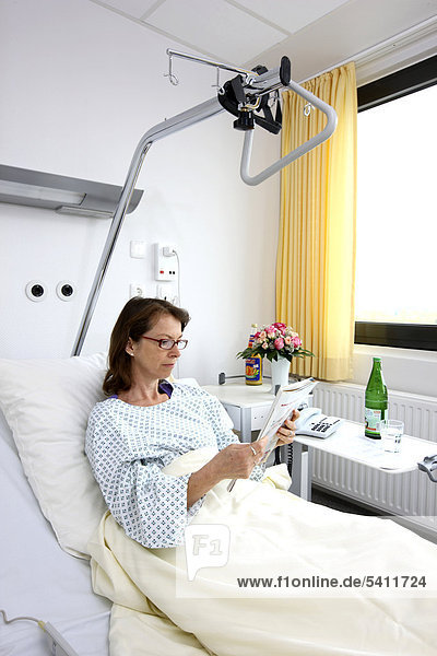 Patientin im Krankenbett  Krankenzimmer  Einzelzimmer  Krankenhaus