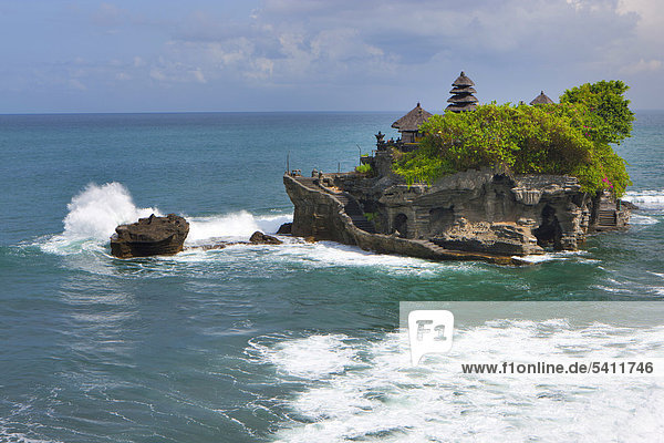 Pura Tanah Lot  Indonesien  Asien  Bali  Tempel  Religion  Kultur  Religion  Meer  Reisen  Urlaub  Ferien  Küste  Insel  Insel  Felsen  Felsen  Wellen  Schaum