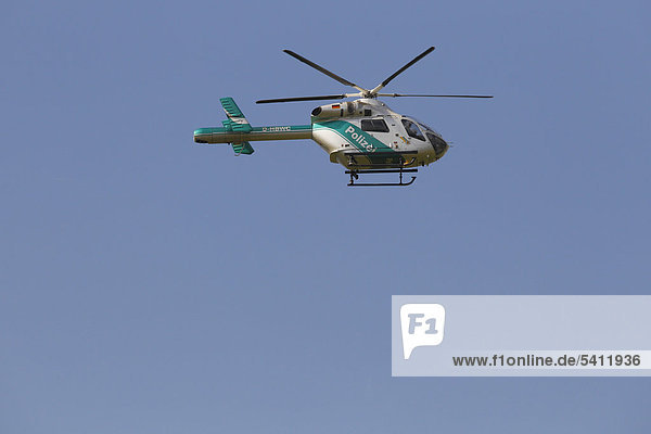 Polizeihubschrauber fliegt  Polizeihelikopter