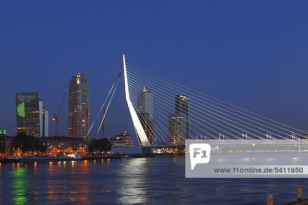 Erasmusbrücke  Erasmusbrug und Kop van Zuid an der Maas  Rotterdam  Holland  Niederlande  Europa