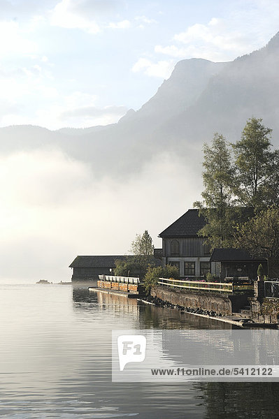 Hallstatt  Hallstättersee  Hallstätter See mit Morgennebel  Salzburg  Österreich  Europa