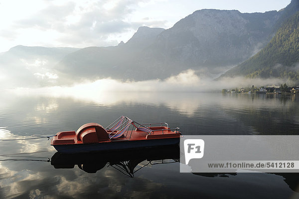 Boot  Morgenstimmung  Hallstättersee  Hallstätter See  Hallstatt  Salzburg  Österreich  Europa
