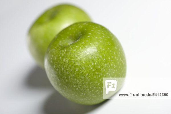 Zwei grüne Granny Smith Äpfel