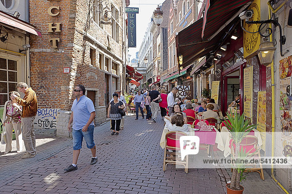 Touristen in einem Straßencafe in der Rue des Dominicains  Brüssel  Belgien  Benelux  Europa