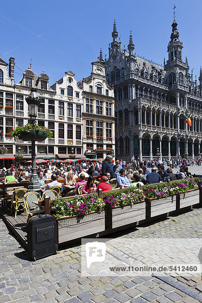 Touristen auf der Terrasse von einem Restaurant am Grote Markt  Grand Place  UNESCO Weltkulturerbe  Brüssel  Belgien  Benelux  Europa