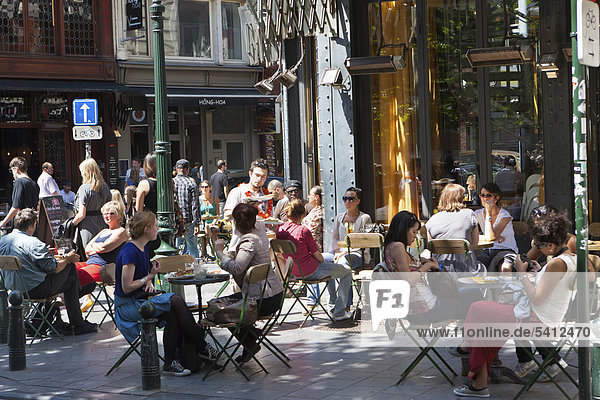 Touristen im Sommer in einem Cafe in der Jules Van Praetstraat  Brüssel  Belgien  Benelux  Europa