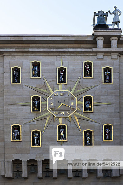Uhr mit Figuren am Kunstmuseum  Mont des Arts  Kunstberg  Brüssel  Belgien  Europa