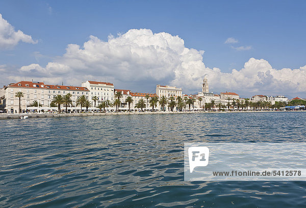 Uferpromenade Riva am Hafen von Split  hinten der Diokletianspalast  Split  Mitteldalmatien  Dalmatien  Adriaküste  Kroatien  Europa  ÖffentlicherGrund