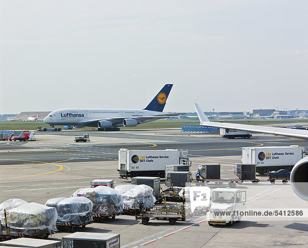 Ein Airbus A380 der Lufthansa auf dem Rollfeld  Frankfurt  Hessen  Deutschland  Europa