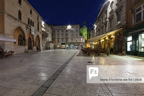 Die Altstadt mit Restaurants  Narodni Trg Platz  hinten die Porta Ferrea  Split  Mitteldalmatien  Dalmatien  Adriaküste  Kroatien  Europa  ÖffentlicherGrund