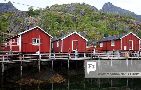 Holzhäuschen  Fischereisiedlung  Nusfjord  Lofoten  Norwegen  Skandinavien  Europa