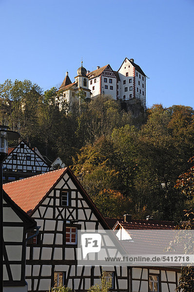 Egloffsteiner Burg  14. Jhd. vorne alte Fachwerkhäuser  Egloffstein  Oberfranken  Bayern  Deutschland  Europa
