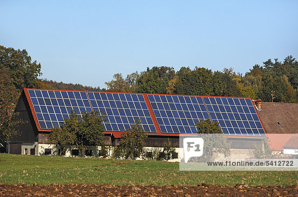 Photovoltaikanlage auf bäuerlichen Gebäuden  Morschreuth  Oberfranken  Bayern  Deutschland  Europa