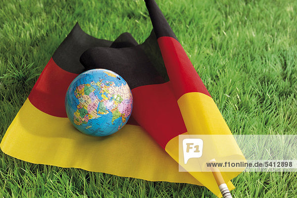 Deutschlandflagge mit Globus
