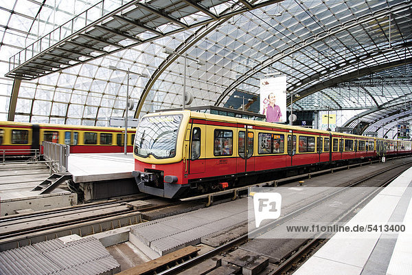 S-Bahn im Hauptbahnhof Berlin  Deutschland  Europa