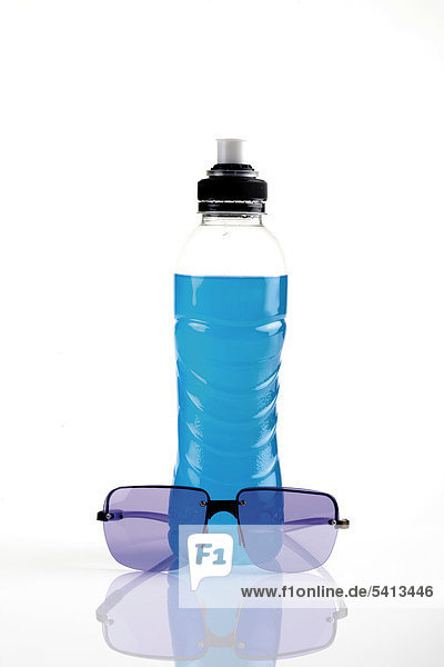 Blauer Energy-Drink und Sonnenbrille