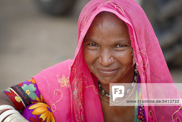 Lächelnde Frau  bei Dholpur  Rajasthan  Indien  Asien